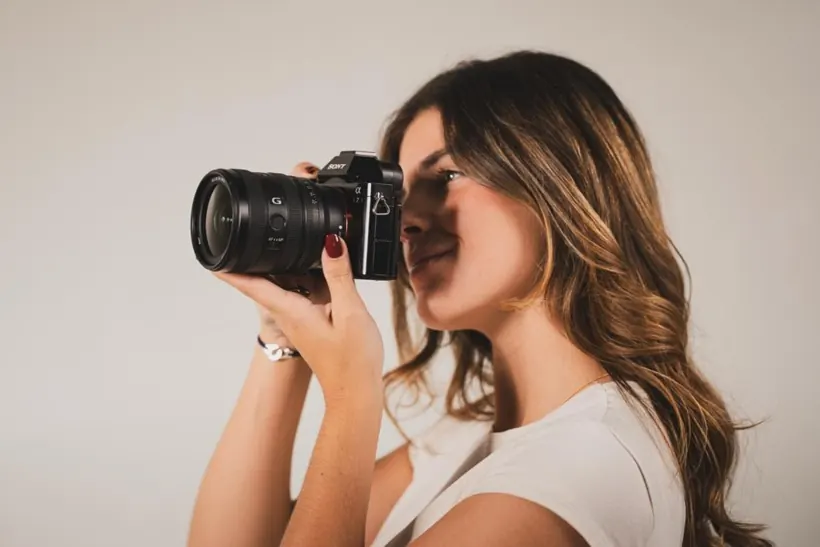 Angèle Octobon en train de photographier, l'appareil à l'œil